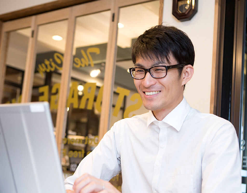 笑顔の男性社員