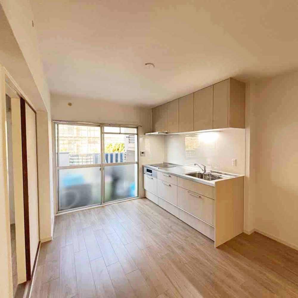 キッチンはクリナップのラクエラを選択。
シンプルで使いやすいデザインが特徴で、清潔感のあるキッチンに生まれ変わりました。これで安心して、お孫様の食事をつくることができます。