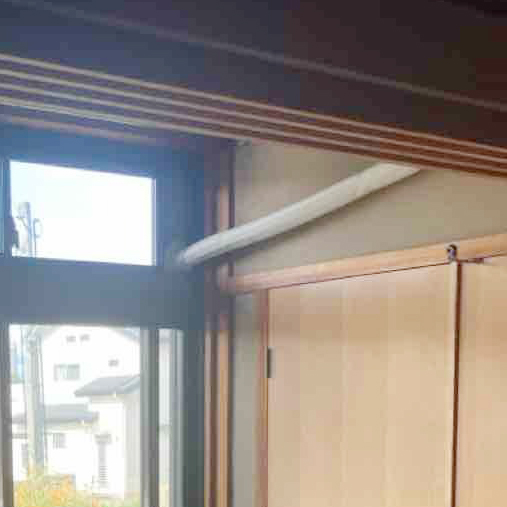 窓の隙間からだしていたダクト