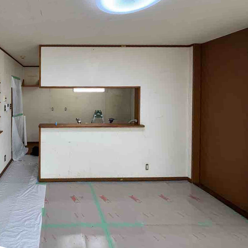 かべで仕切られたカウンタータイプのキッチンでした。