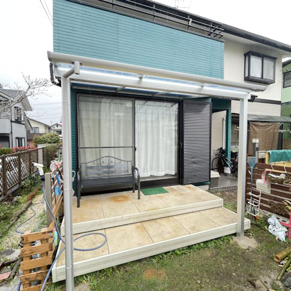 耐風圧最大42m/秒で台風対策も万全なうえ、紫外線カット率がほぼ100％の屋根パネルを採用しており、強い日差しを遮りながら快適な空間を作り出します