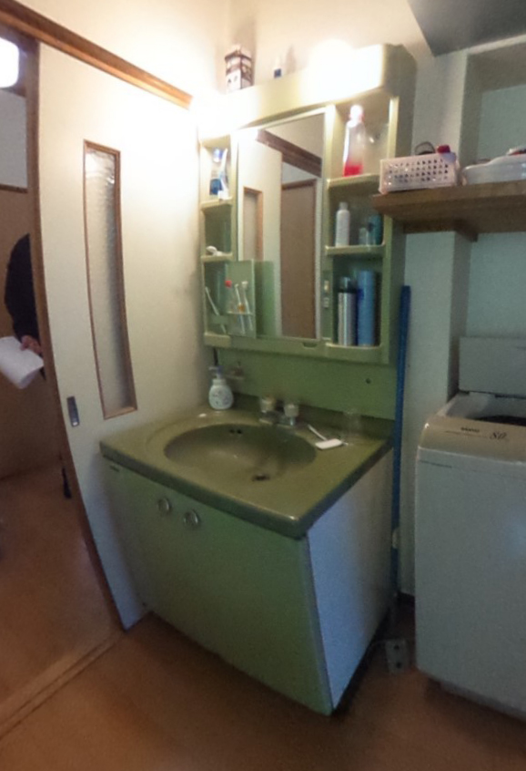 長年使われたリフォーム前の洗面化粧台。<br />
収納が少なく、生活感あふれる洗面所でした。