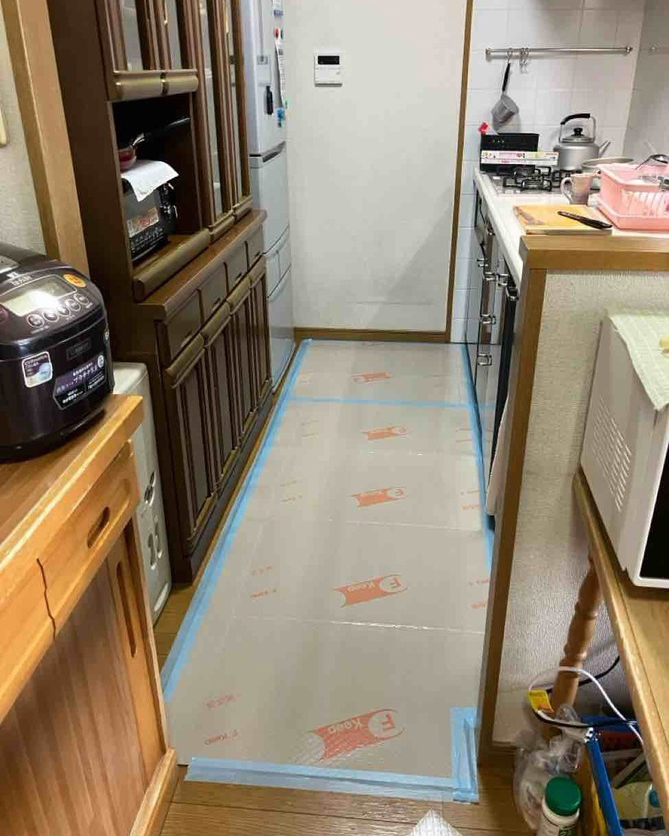 施工前。工事でキズがはいらないよう床の養生が完了しています。