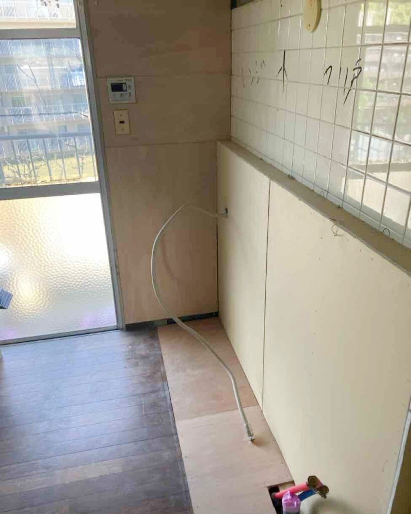 ④給水・給湯・排水の配管を納めるため、壁を少し前に出して配管スペースを造作しました。