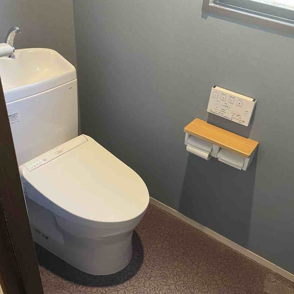シンプルなリノベーション前の1階トイレ。