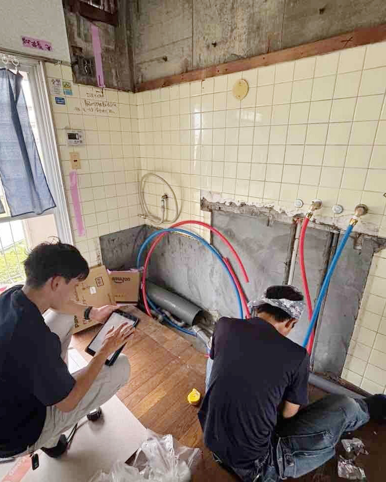 ②新しいキッチンの設置に合わせ、給水・給湯・排水の配管を施工しました。
