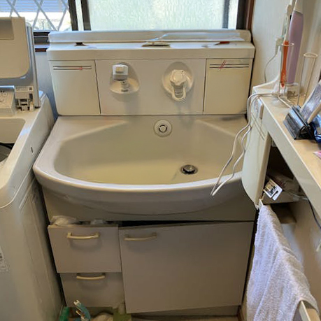 水栓から水が止まらなくなってしまった状態でした。
止水栓を閉めての緊急対応しました。