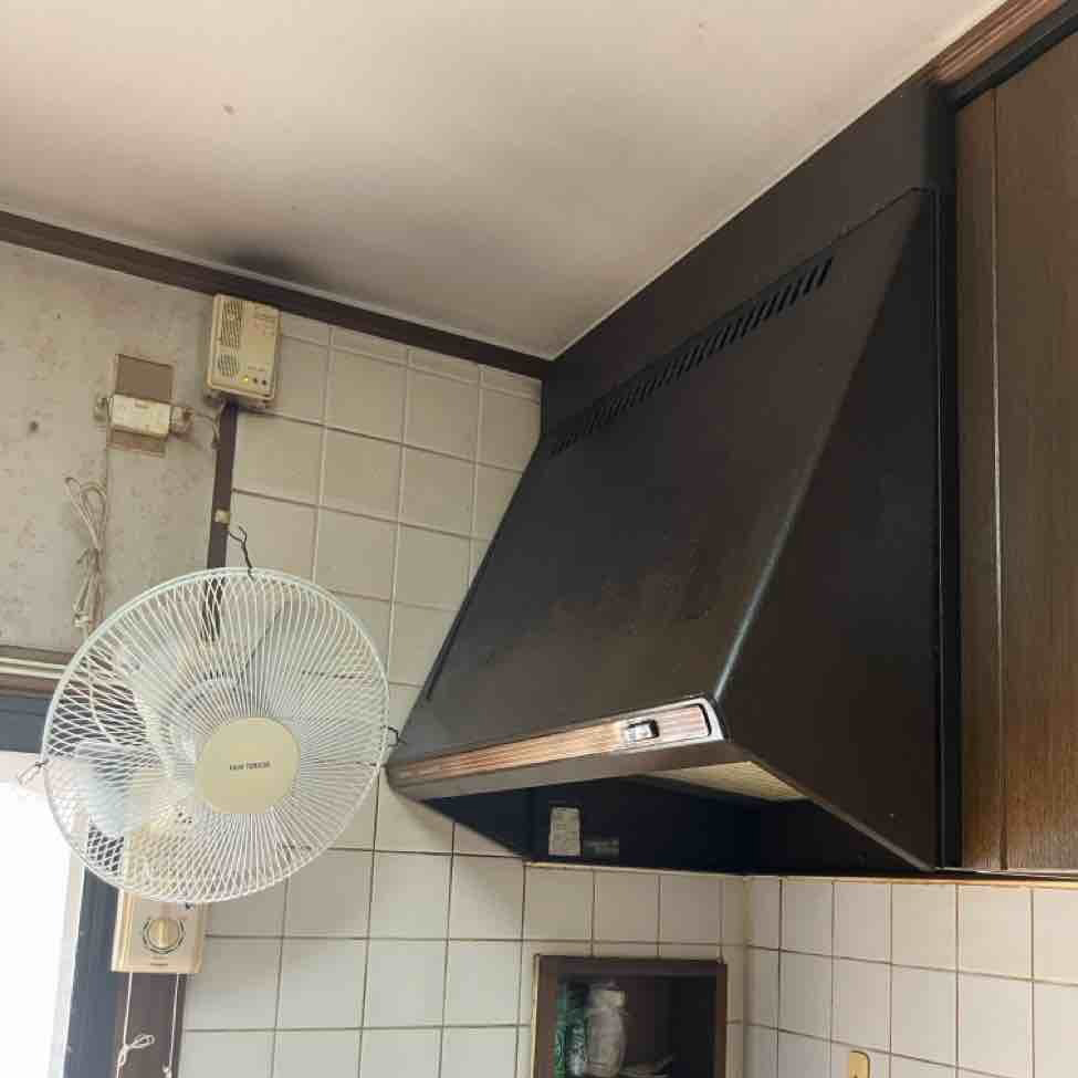 ファンがプロペラタイプでしたので、吸引力も弱く油が固まっているような状態でした。