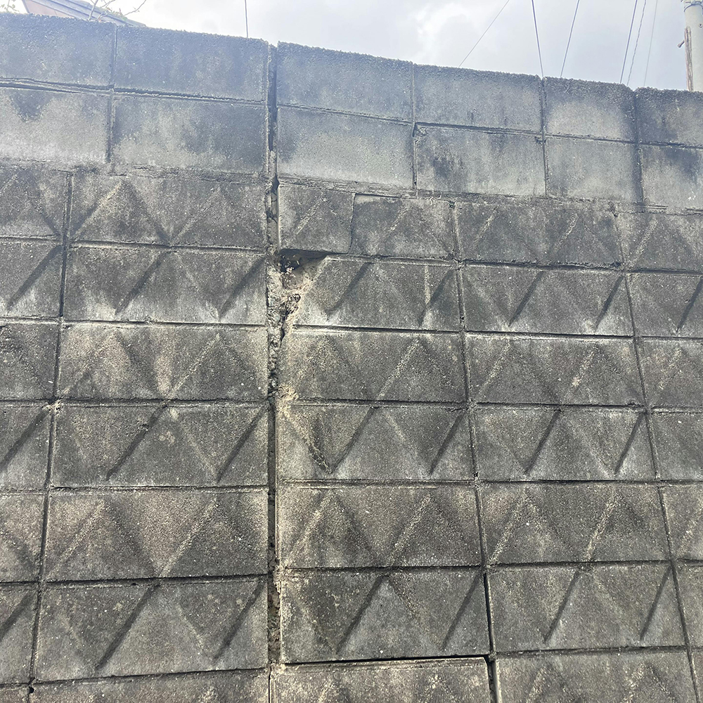 コンクリート内部の鉄筋が錆びて膨張し、その圧力により、コンクリート表面がひび割れて剥がれ落ちます。