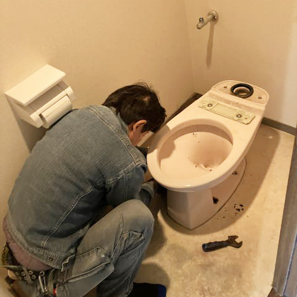 既存のトイレを外します。
