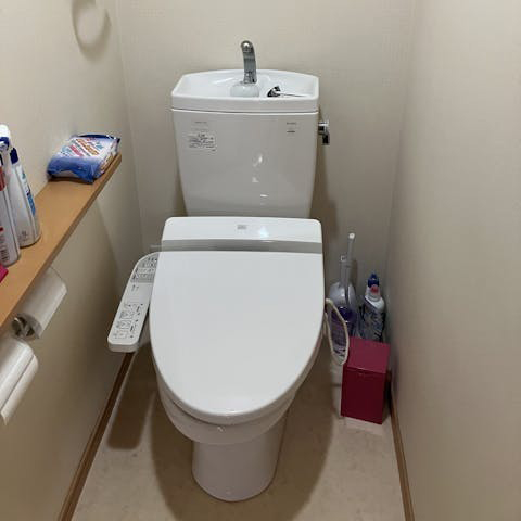 タンクと便座のつなぎ目部分から水漏れしてました。