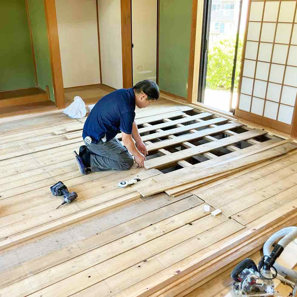 既存の敷居の高さに合わせで下地を作り直しています。