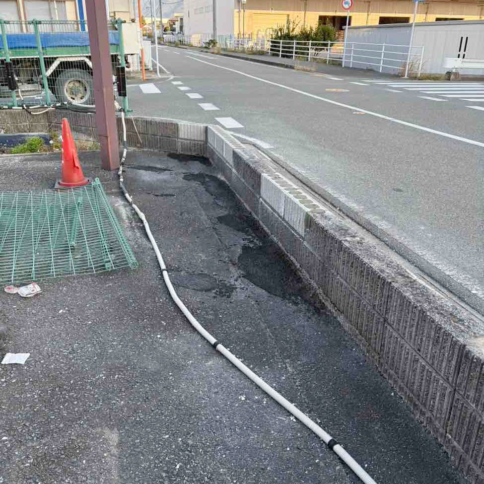 破損したフェンスは取り外し、ブロックの基礎も作り直しています。