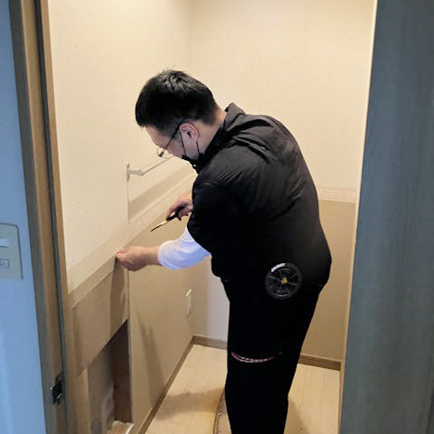 既存の壁紙（クロス）をきれいに剥がしていきます。