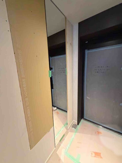 まずは、オーダーメイドでサイズピッタリな姿見（鏡）を設置。