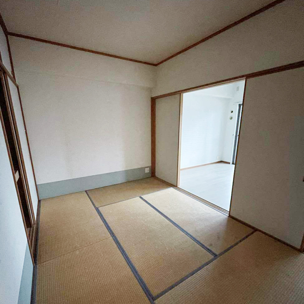 築20年の中古マンションをリノベーションすることを前提に購入。
和室を取り込んでLDKを拡張します。