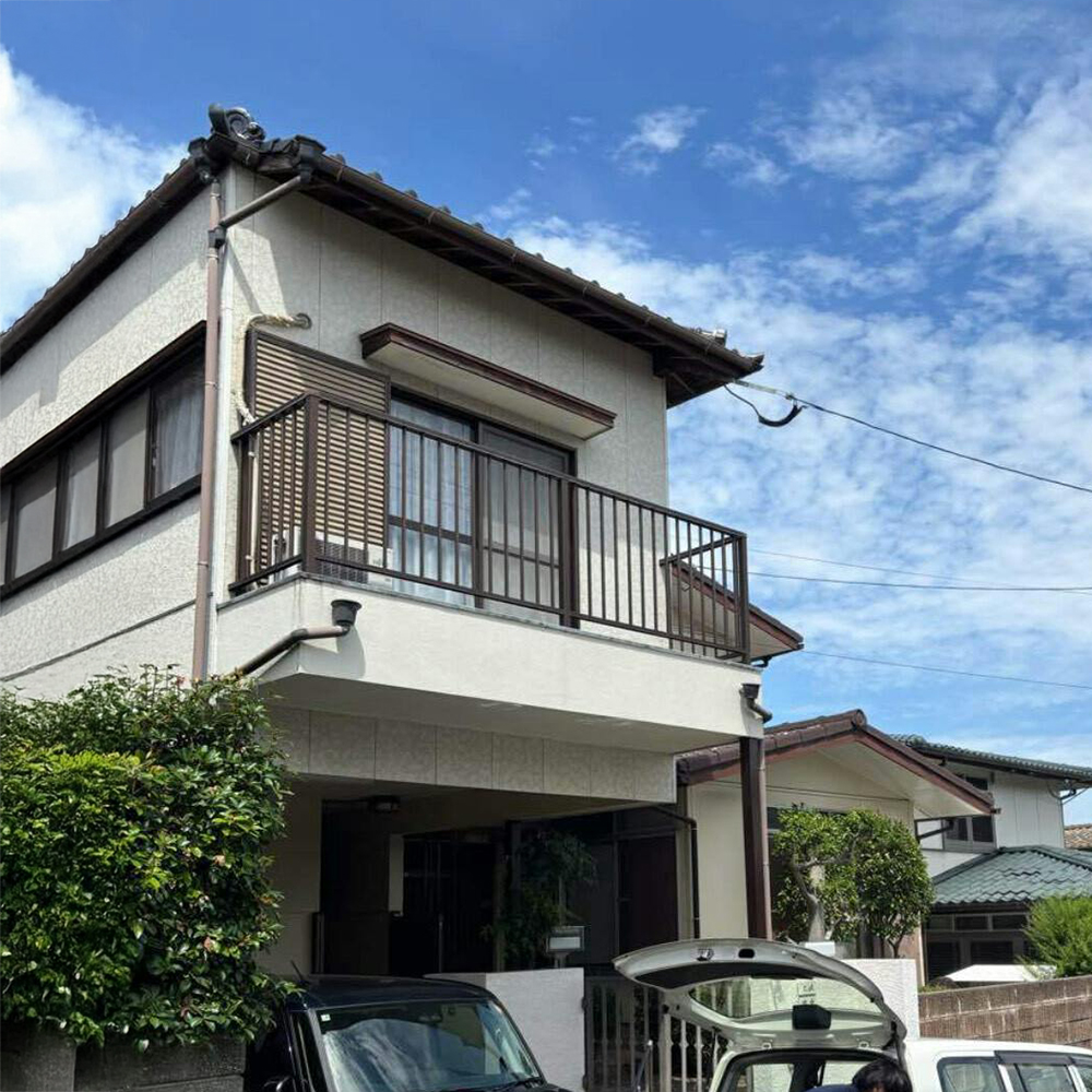 瓦が割れていて、雨漏りしそうでした。