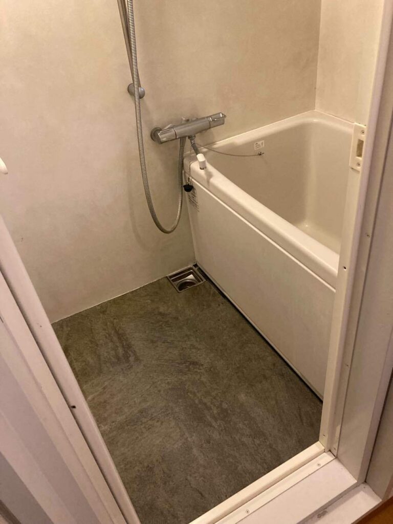老朽化が気になる浴室。

マンションの構造上、解体がとても複雑でした。

お客様にもご協力頂き、ありがとうございました。