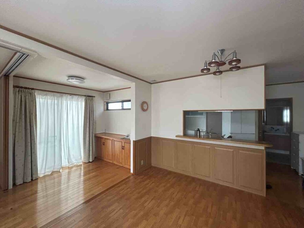 ブラウンの腰壁や床、建具で重厚感のあるLDK。
圧迫感があり家の中が暗くなっていました。