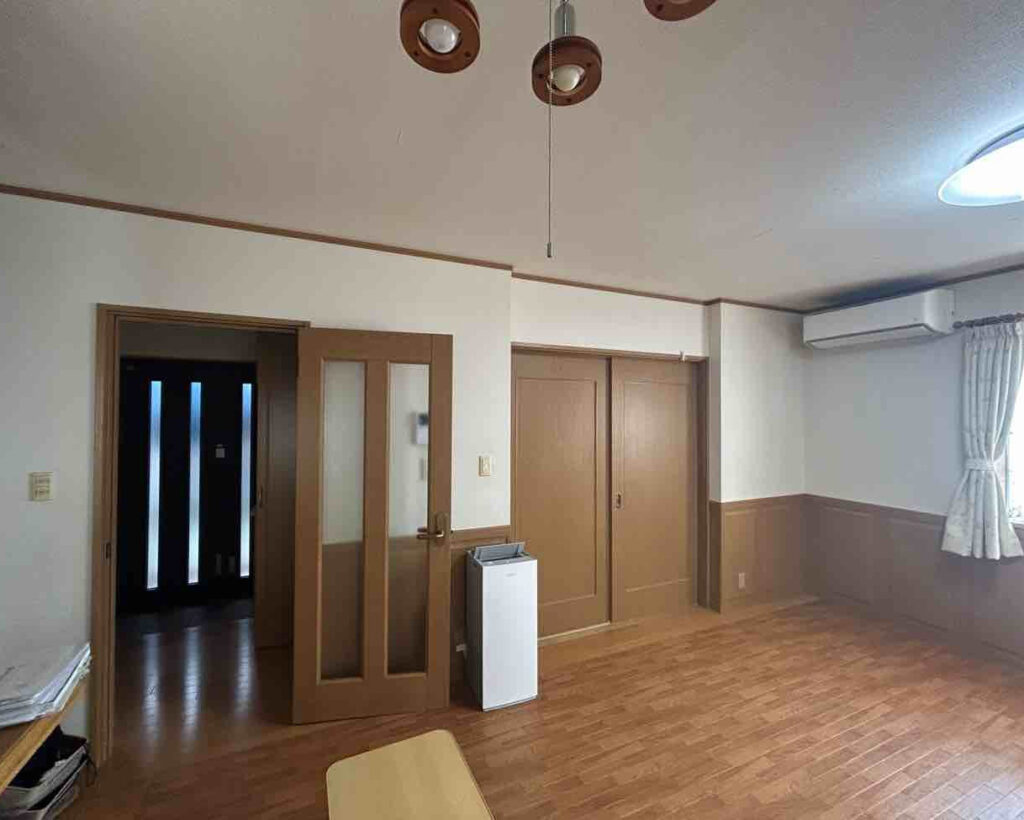 ブラウンの腰壁や床、建具で重厚感のあるLDK。
圧迫感があり家の中が暗くなっていました。