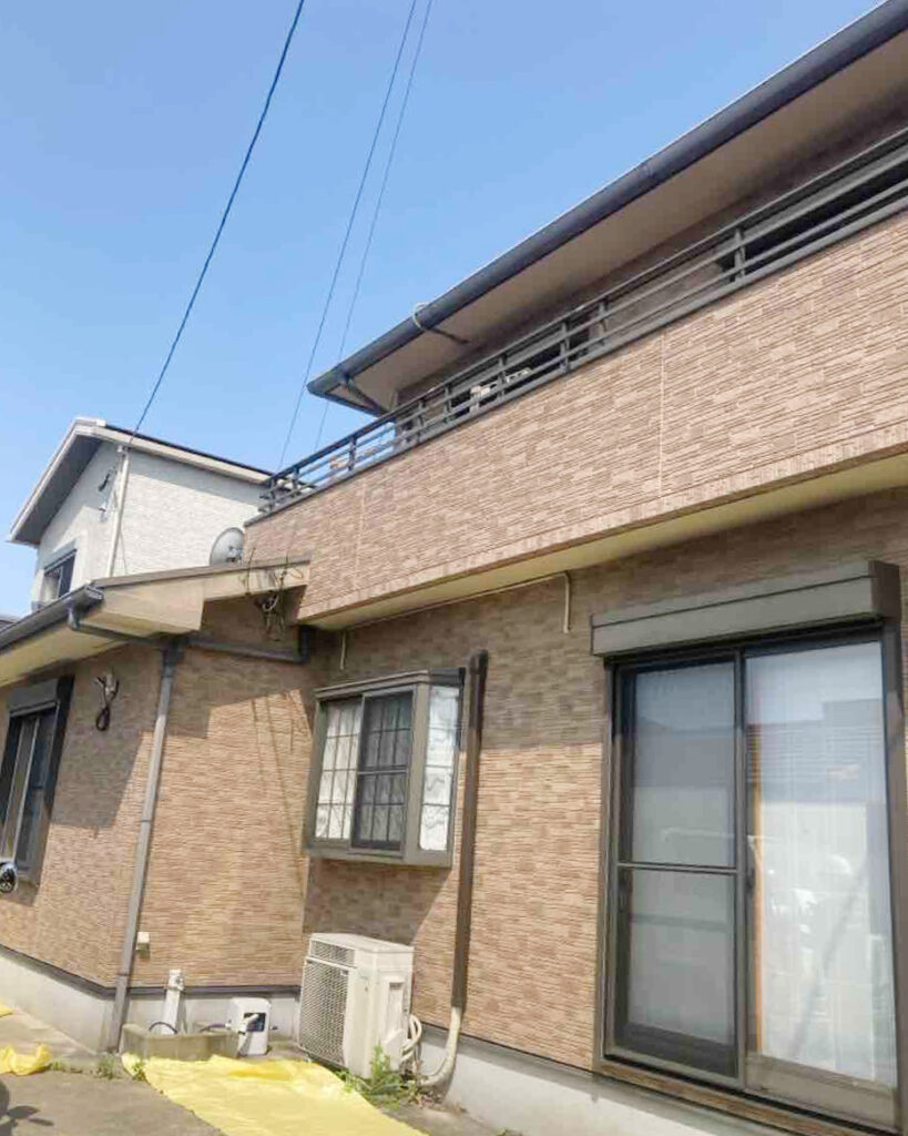 リノベーション前のレンガ調の外観。
築19年を迎え、壁に溝が出来ている状態でした。