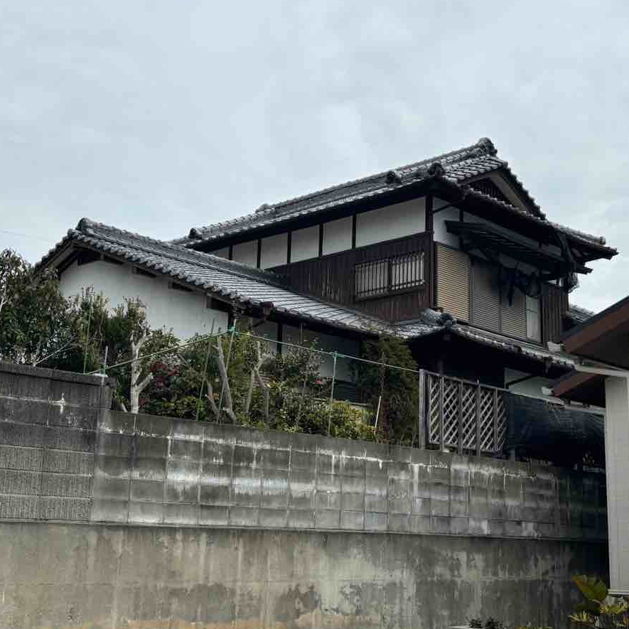 非常に重たい瓦を使用されているため、耐震性も悪くなっていました。