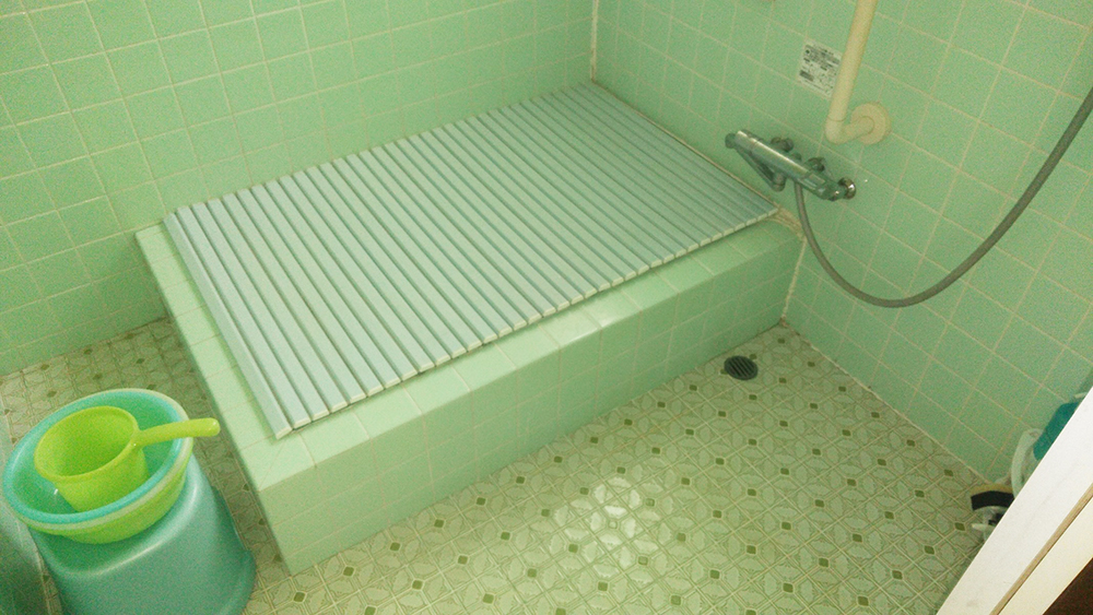タイル張りの在来工法の浴室。<br />
タイルが冷たいのがお悩みでした。