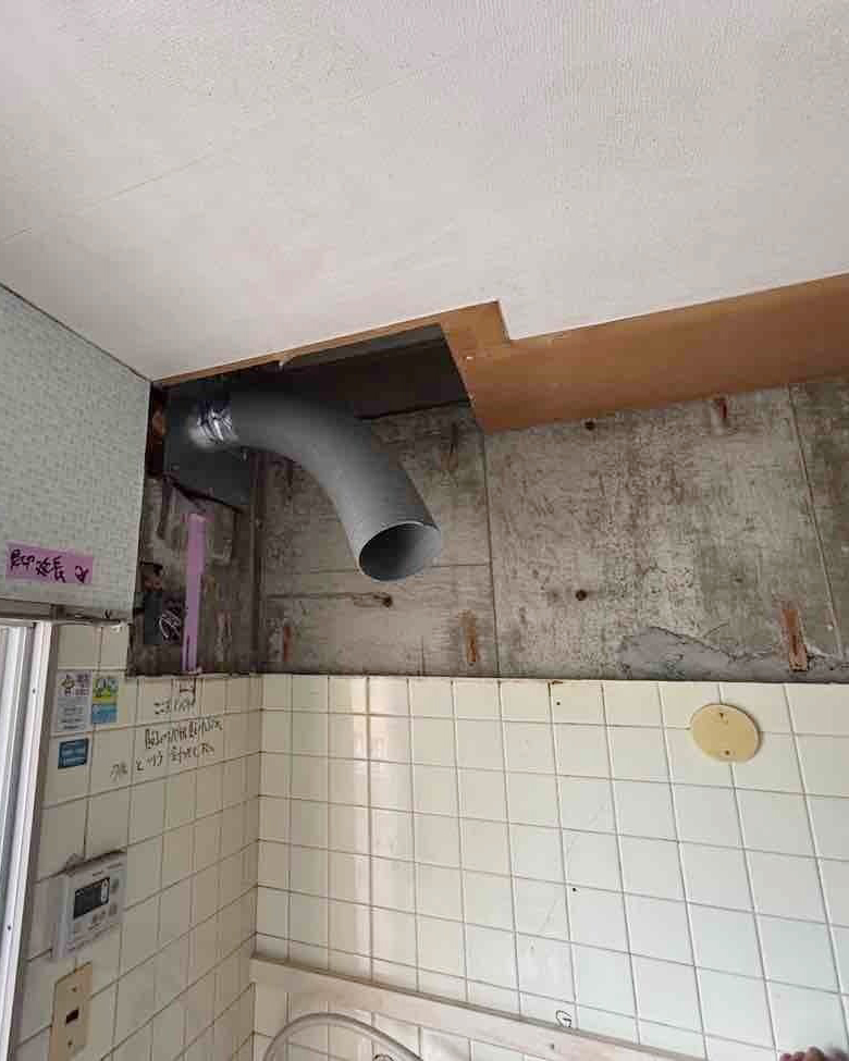 ③ダクト取付完了。ここに換気扇をつなぎます。