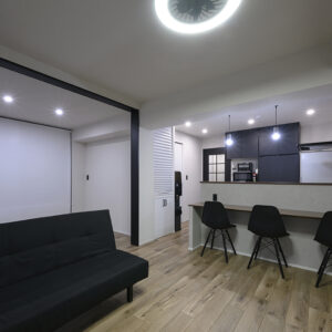 福岡市東区Y様邸　マンションリノベーション｜天井高アップ＆大容量収納で叶えたホテルライクなモノトーン空間