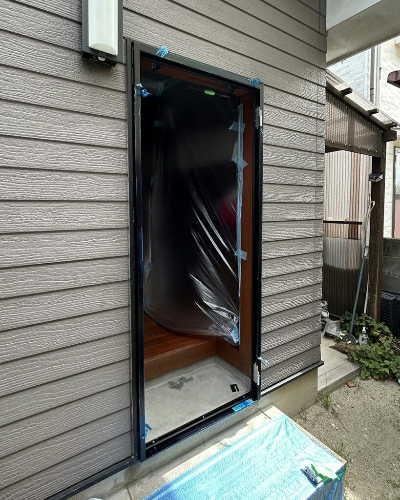 次に、古い枠の内側に新しいドア枠をはめ込みます。