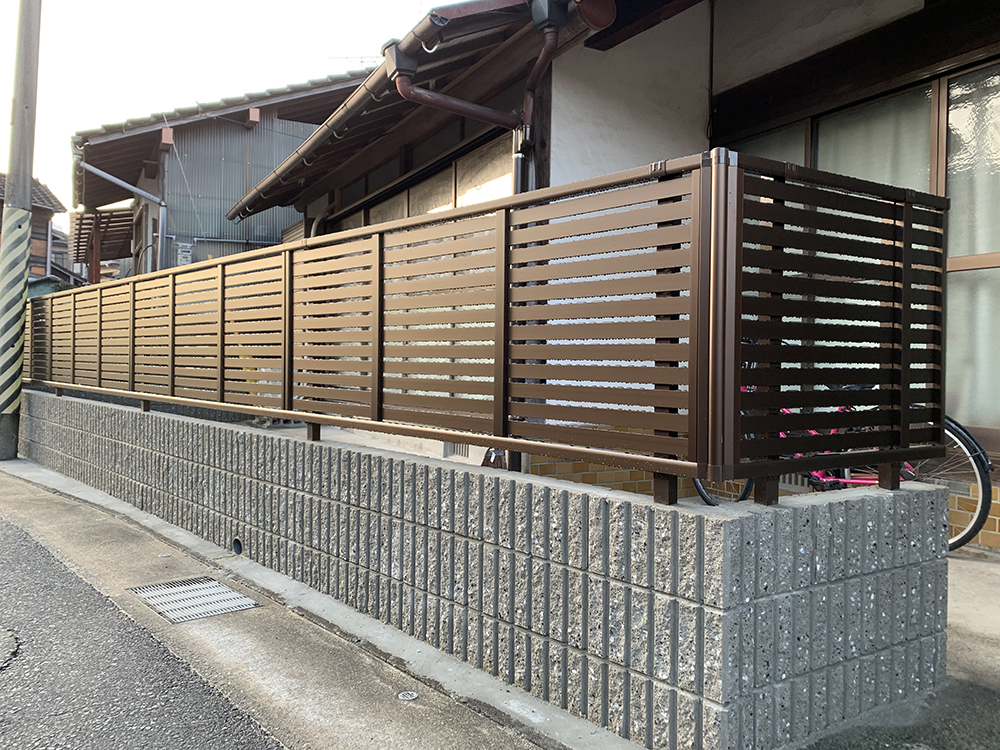 YKK AP シンプレオ シリーズのフェンスを施工させていただきました。<br />
現代の住宅になじむデザインです。<br />
下段のブロック塀も新しくなり安心です。