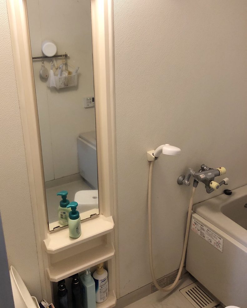 シンプルなつくりの浴室。<br />
長く使われ、汚れも落ちにくくなっていました。<br />
