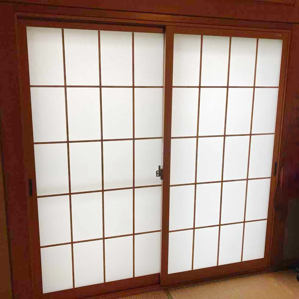 今回施工した『インプラス』はLIXIL製の室内用リフォーム窓サッシ。<br />
<br />
和室・洋室、どんな部屋にも合う洗練されたデザインです。<br />
<br />
今ある窓の内側に、新たに窓を取り付けて二重構造にし、窓の気密性を上げます。外窓とインプラスの間に新たな空気層を作る事で、防音効果、断熱・省エネ効果を飛躍的にアップ。<br />
<br />
カラーバリエーションも豊富。<br />
<br />
ガラスは13種類の中から選べます。和室のテイストにもマッチする「和紙調5mmガラス」もあります。<br />
