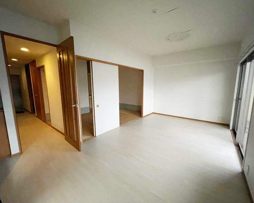 築20年の中古マンションをリノベーションすることを前提に購入。
和室を取り込んでLDKを拡張します。
