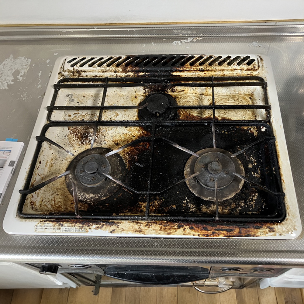 年数も経っており、油汚れや焦げなどが目立っていました。