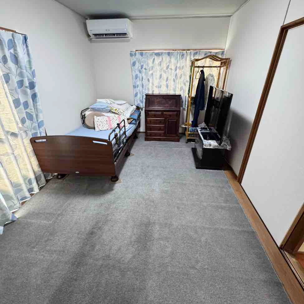 壁紙貼り替え。壁は白で、天井はアクセントクロスとして水色にしました。