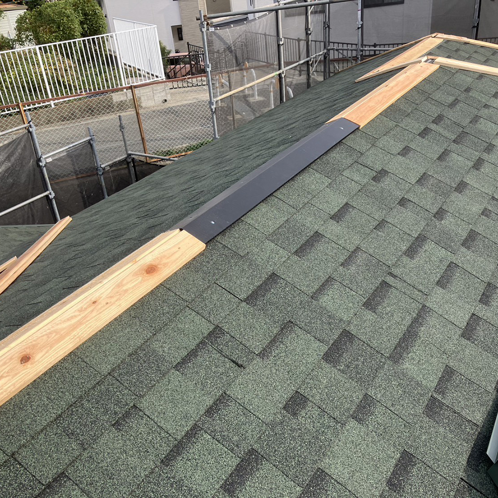 軽量で建物への負担が少なく、将来のメンテナンス計画も立てやすい屋根材です。