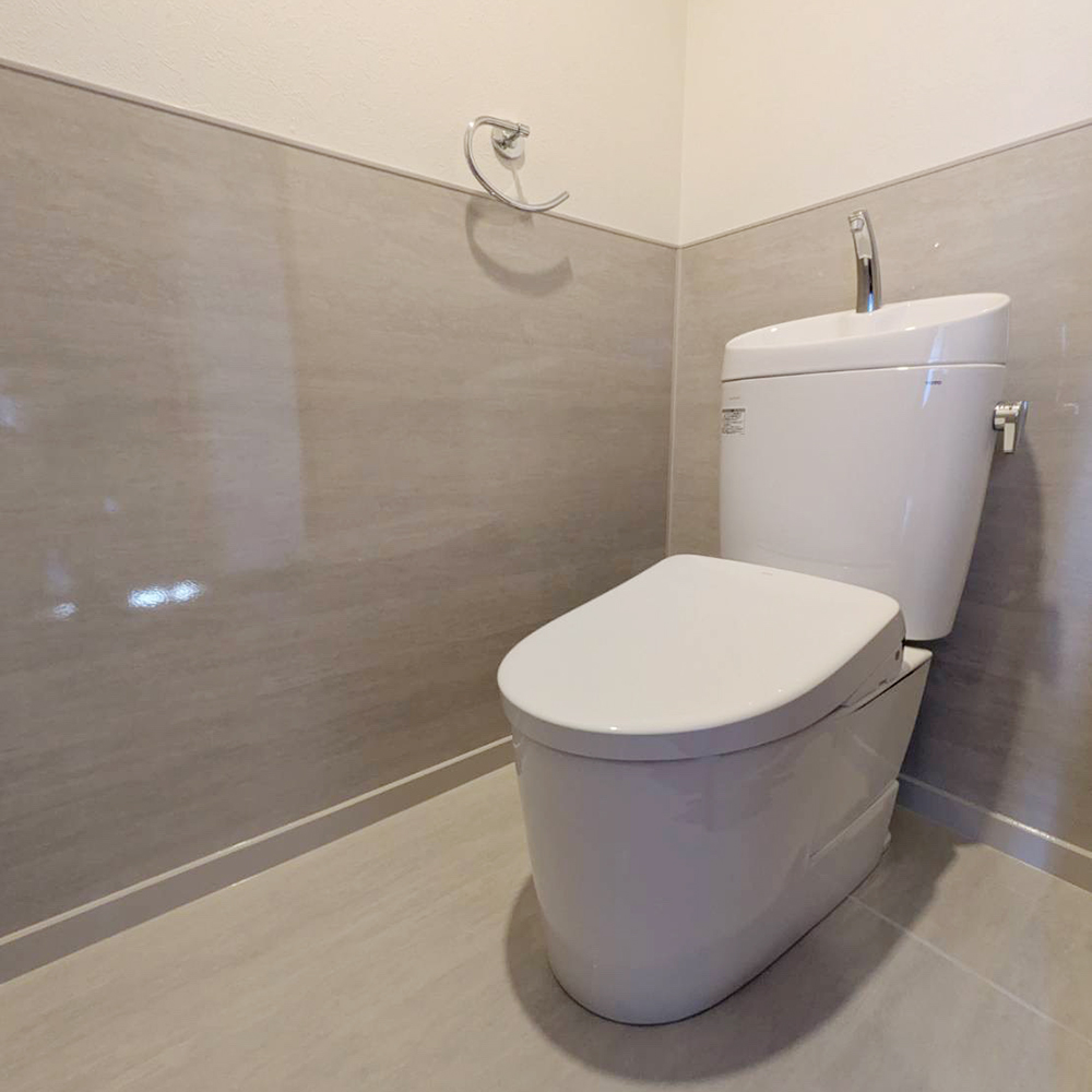 福岡市東区Ｋ様邸　トイレ交換リフォーム工事｜タカラスタンダード「ホーローパネル」