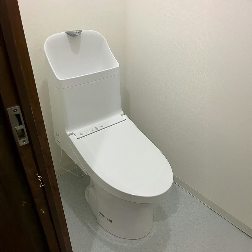 福岡市東区K様邸 トイレ交換リフォーム工事|TOTOのZR1余計な段差やすき間がないので、汚れが溜まりにくい