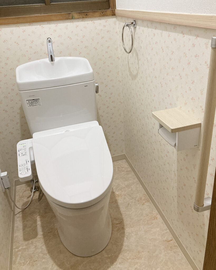 和式トイレの床解体に始まり、給排水を移設するなど少し日数が掛かる工事でしたが、内装にもこだわり仕上げました。