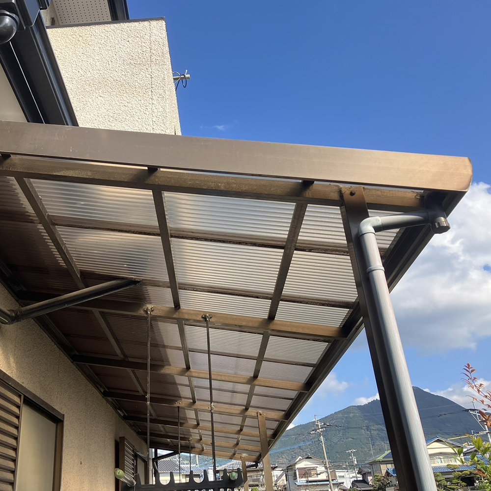 ベランダは経年劣化で落ちかけて危険な状態でした。
ベランダの屋根も雨音がうるさく感じるられていました。
