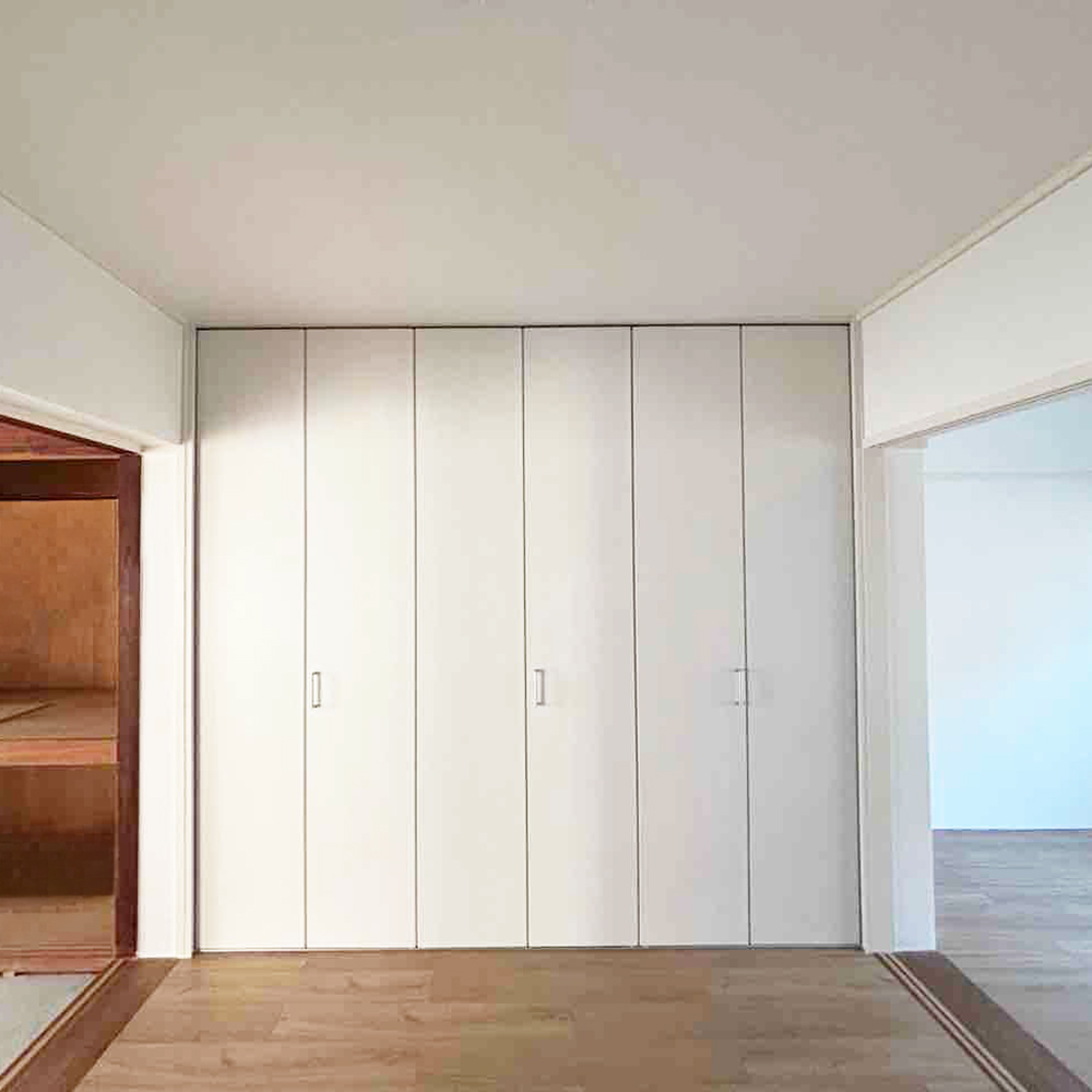 建具は、Panasonicのベリティスシリーズ。
床材は朝日ウッドテック「アネックスネダレスST」のオーク色を採用して、明るいお部屋になりました。