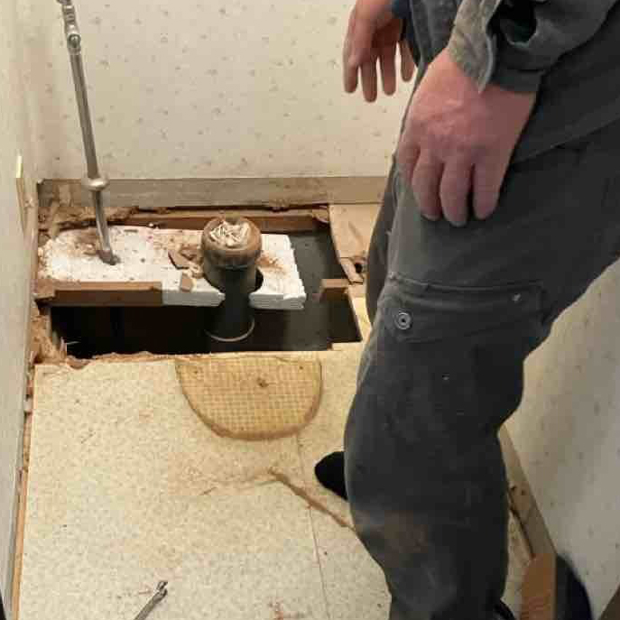 木部分を剥がして、現状を確認しました。
また、入り口に段差があったのを、この機会にフラットにしてバリアフリー対策も行いました。