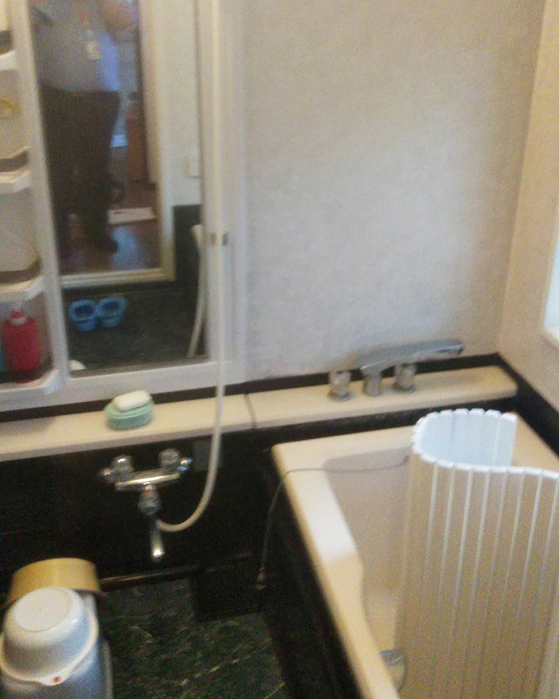 リフォーム前の洗面化粧台。<br />
清掃性、機能性充実のバスルームへリフォームします。