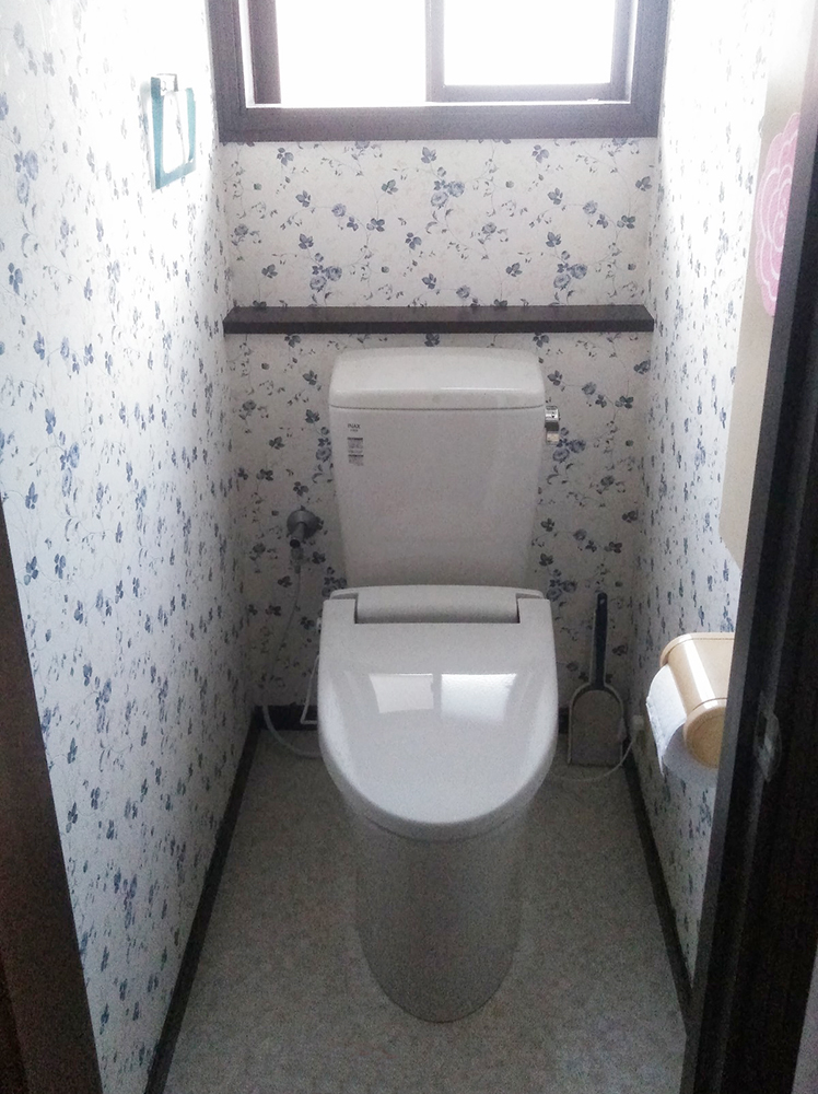 今回、2階のトイレをリフォームさせていただきました。<br />
1階のトイレと商品を合わせ、壁紙は主張しすぎず、華のあるものをセレクトしました。