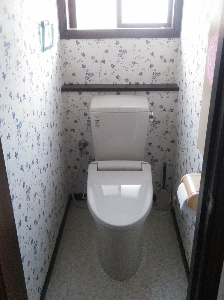 可愛い小花柄のクロスで、可愛らしいトイレ空間