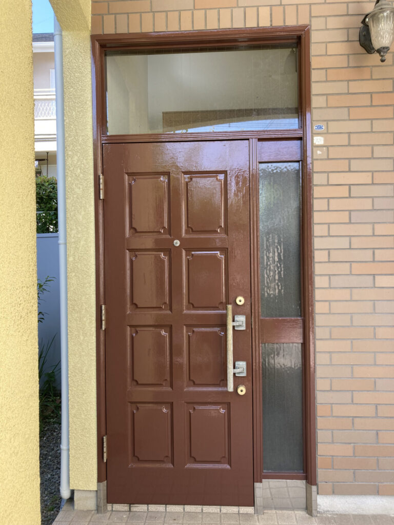 木目を塗りつぶして塗装し、塗料の風合いを活かしました。<br />
赤茶色のお色は、扉のデザインとよくマッチしています。
