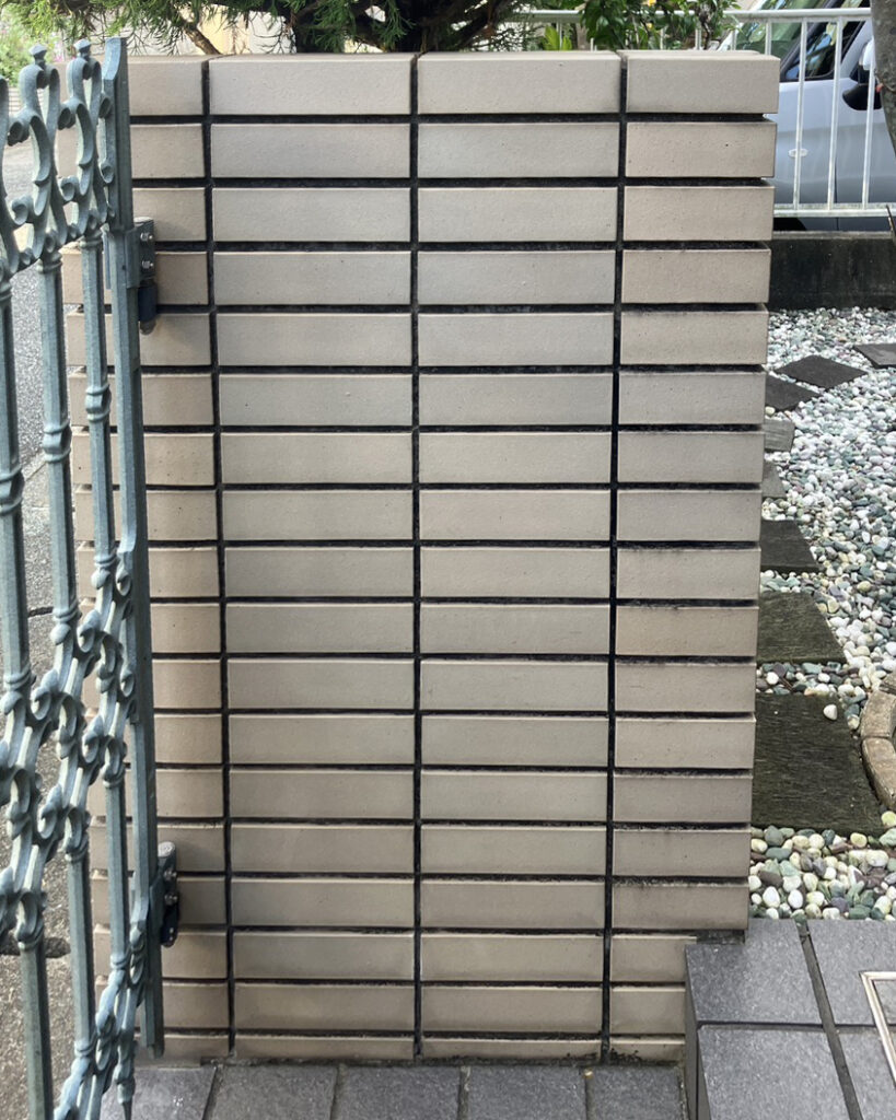 門扉の前にも段差がありました。