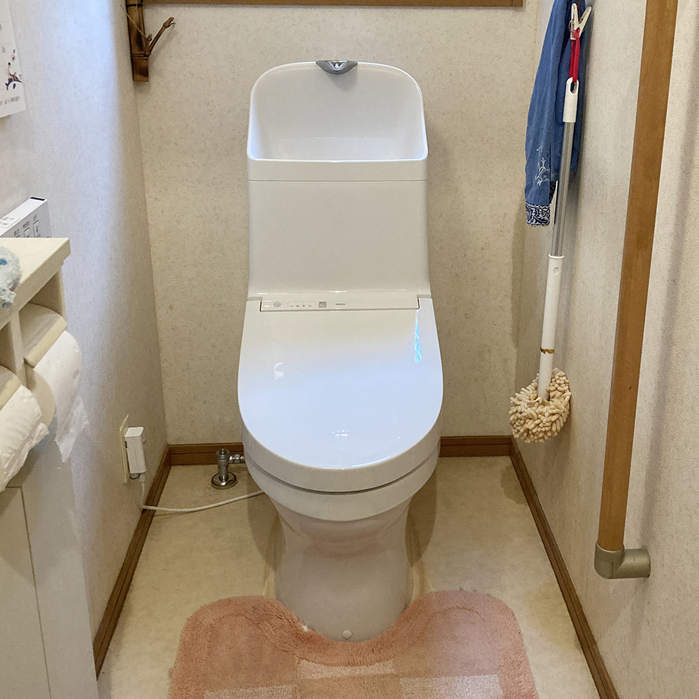 施工後、TOTO ウォシュレット一体形便器「ZJ1」。<br />
<br />
フチなし形状が特徴。<br />
<br />
トルネード洗浄で効率的に清掃、少ない水で快適なトイレ環境を実現します。