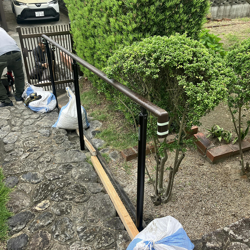 手すり設置中